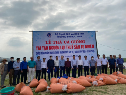 Thả cá giống tái tạo nguồn lợi thuỷ sản chào mừng ngày truyền thống thuỷ sản Việt Nam (01/4/1959-01/4/2022)