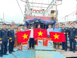 Chương trình “Hải quân Việt Nam làm điểm tựa cho ngư dân vươn khơi, bám biển”