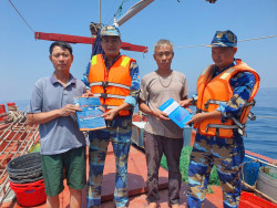 Kiểm ngư Nghệ An phối hợp bàn giao các phương tiện vi phạm về khai thác thủy sản cho Đồn Biên phòng CKC Cửa Lò - Bến Thủy