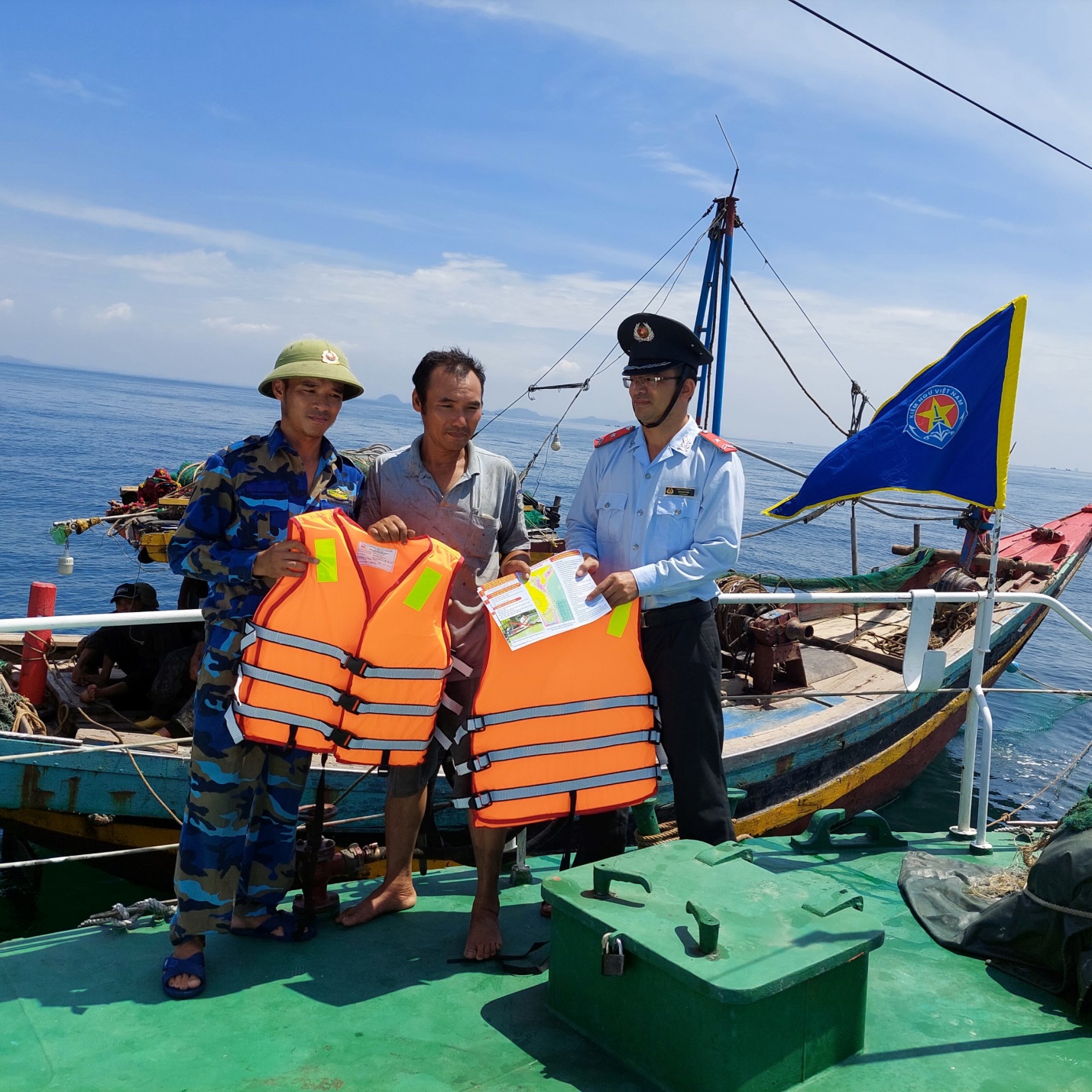 Lực lượng Thanh tra - Chi cục Thủy sản Nghệ An tuần tra, kiểm tra, kiểm soát tàu cá hoạt động trên biển.