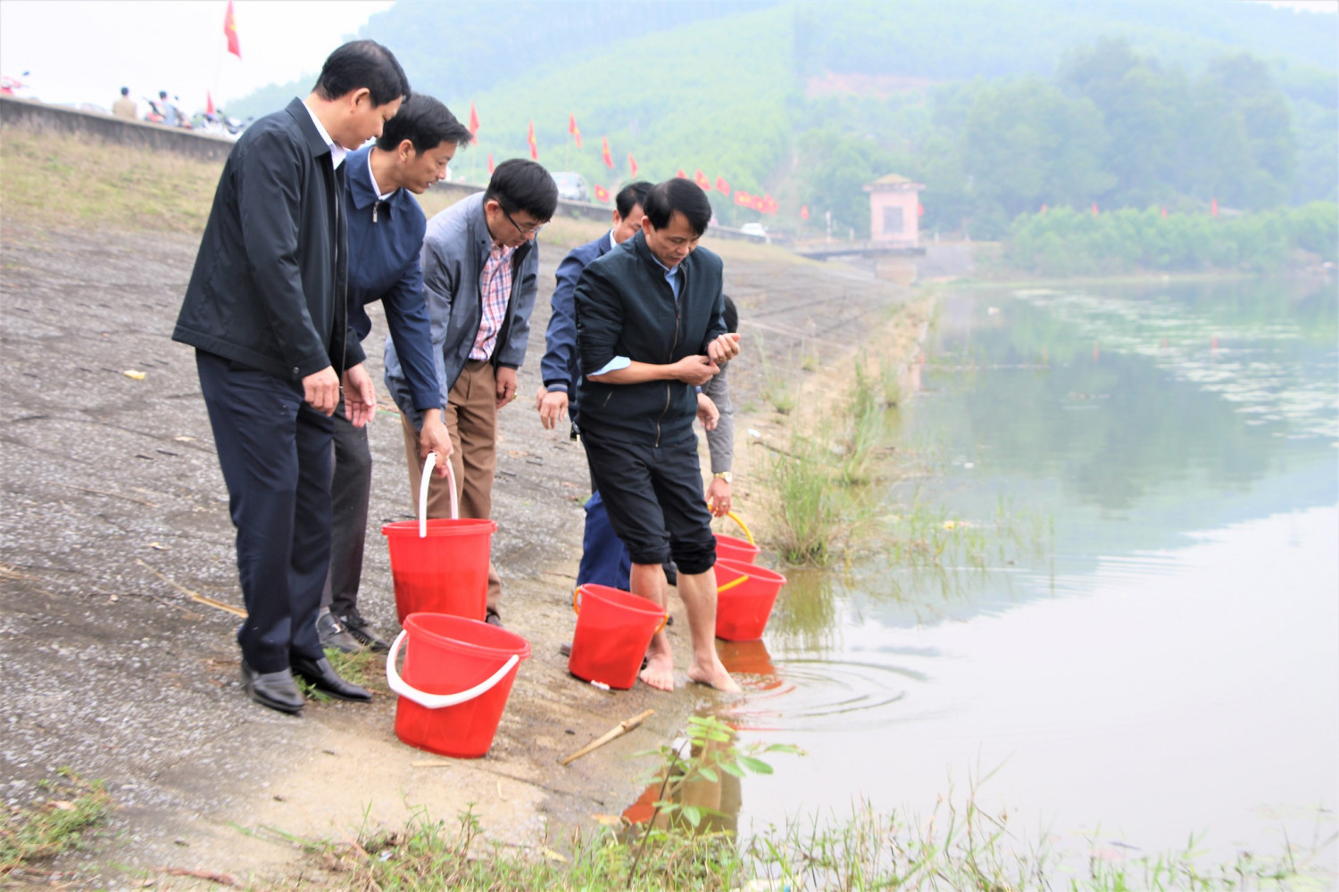 Tổ chức lễ thả cá tái tạo nguồn thủy sản năm 2024 tại Thanh Chương