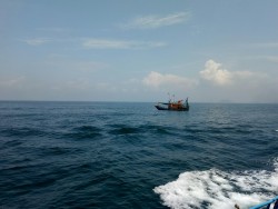 Tàu kiểm ngư VN-93969-KN xử phạt 5 phương tiện  khai thác thủy sản sai quy định trên vùng biển ven bờ tỉnh Nghệ An