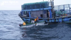 Bị phát hiện vi phạm, tàu cá bất hợp tác với đoàn liên ngành chống khai thác hải sản trái phép