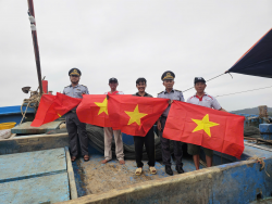 Chi cục Thuỷ sản và Kiểm ngư tổ chức trao tặng cờ cho ngư dân nhân dịp kỷ niệm 67 năm ngày truyền thống ngành Thuỷ sản